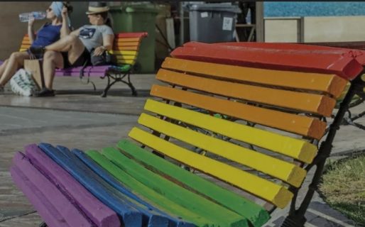 Pintarán bancos con los colores de las banderas de la diversidad
