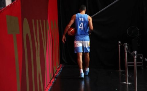 Scola salió de la cancha y frenaron el partido para que todo el estadio lo ovacione