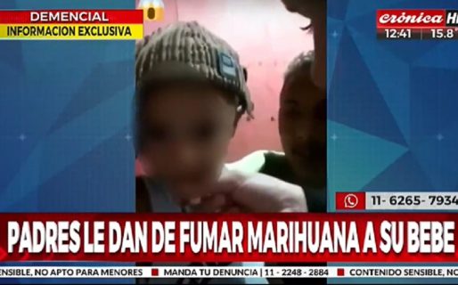 Demencial: padres le dan de fumar marihuana a su bebé