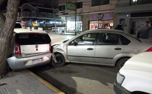 Manejaba en estado de ebriedad y chocó contra un auto estacionado