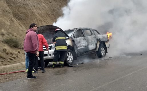 Circulaba por el camino Roque González y se le incendió la camioneta