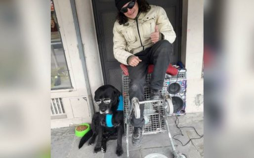 Buscan ‘desalojar’ de la vereda al hombre que toca la armónica en el centro y su perro