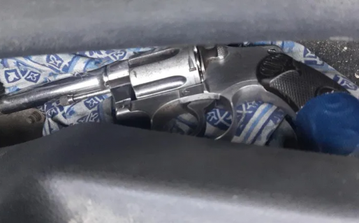 Manejaba borracho y con dos armas en su vehículo cuando fue sorprendido por la policía