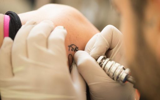 Tatuó a una menor, se enteró el padre, fue al local y lo apuñaló