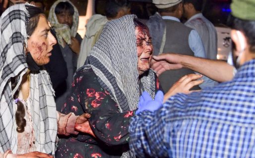 Múltiple atentado en las afueras del aeropuerto de Kabul: EEUU confirmó que entre los muertos hay personal militar norteamericano