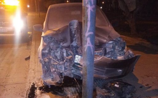 Chocó contra un poste de luz en la Avenida Ducós