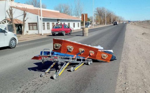 Un cadáver quedó tendido en plena calle tras caerse un ataúd de un coche fúnebre
