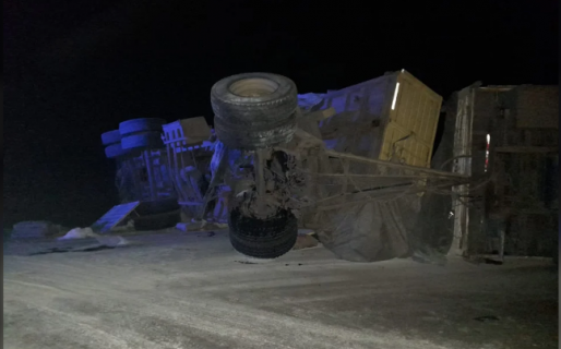 Un camión volcó en Ruta 3 y quedó en el medio del camino