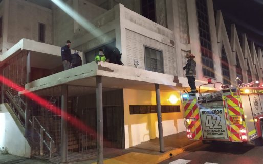 Rescataron a un joven que quería tirarse desde el techo de la Catedral