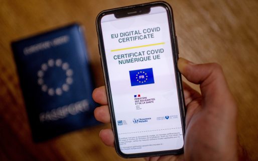 Cada vez son más los delincuentes que venden certificados de vacunación falsos en Telegram