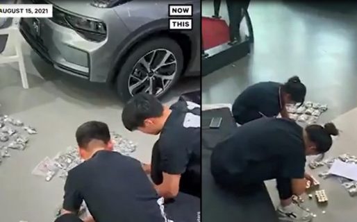 Un hombre compró un auto en monedas: tres horas y 20 empleados contaron los 7.800 dólares