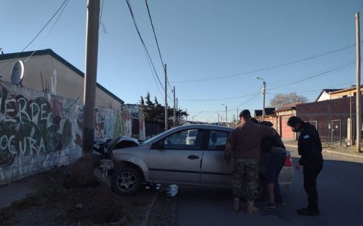 Conductor alcoholizado chocó con un poste