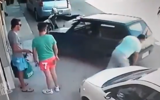 Sin margen para sacar su auto estacionado, encontró una solución que dejó a todos boquiabiertos