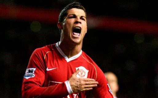 Cristiano Ronaldo posó con la camiseta del Manchester United y causó furor en las redes sociales