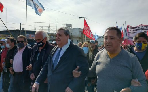 Luis D’Elía recuperó su libertad y realizó una marcha en donde cortó su tobillera electrónica