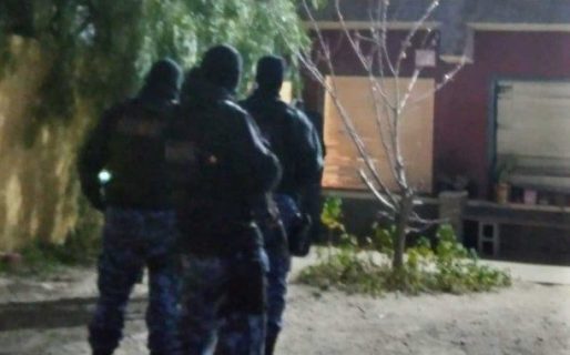 Golpeó a su pareja, encerró a su hijo y esperó a la Policía con agua hirviendo