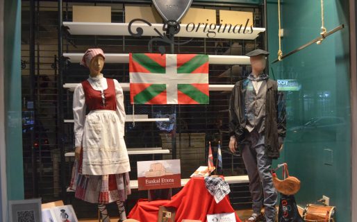 Los comercios del Centro vuelven a vestir sus vidrieras para celebrar el Día del Inmigrante