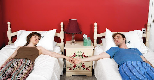 Dormir en camas separadas puede beneficiar las relaciones de pareja