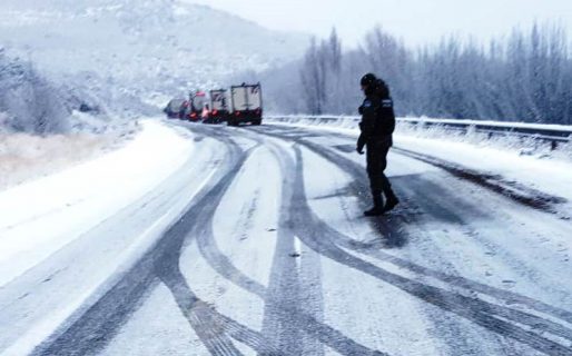 Volcó una camioneta y otros dos camiones sufrieron inconvenientes en Ruta 3: Hay heridos