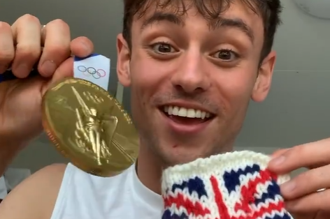 El atleta olímpico que tejió una funda para su medalla de oro