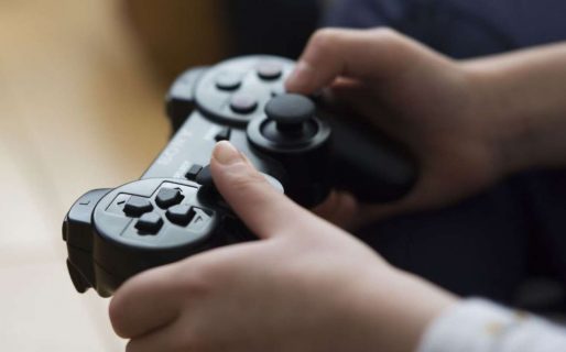 Jugaba con su consola y fue electrocutado por un rayo mientras utilizaba un control cableado