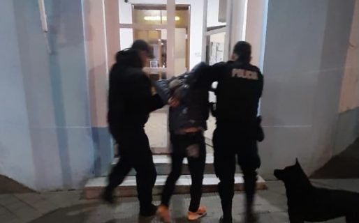 Rompió los vidrios de un comercio para robar una computadora pero fue detenido