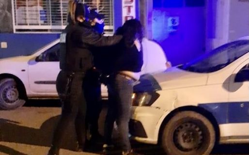 Una mujer desafió a golpes a la Policía y terminó detenida