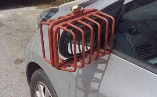 Cansado de que le roben el espejo retrovisor, tomó una medida extrema