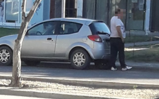 Quiso robarle elementos del auto a una señora y la amenazó de muerte si lo denunciaba