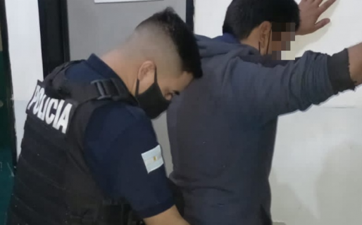 Interceptó a su ex en la calle y le robó el celular “porque no le deja ver a sus hijos”