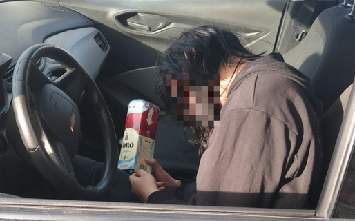 Manejaba a alta velocidad y realizando maniobras peligrosas mientras tomaba vino en cartón