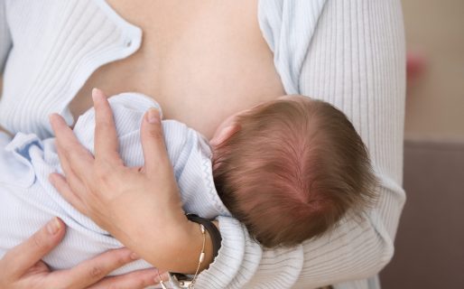 La leche materna de mujeres vacunadas con Pfizer dan anticuerpos contra el SARS-CoV-2