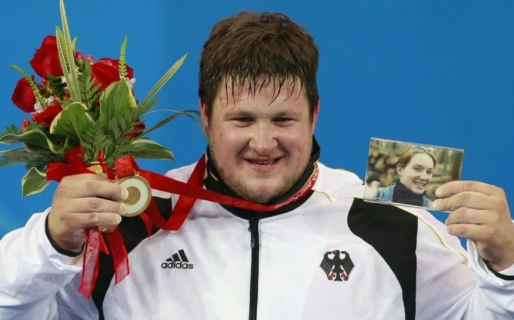 VIDEO: Antes de que su esposa muera, le aseguró que él iba a ganar el oro en los Juegos Olímpicos: el emocionante momento en el que logra cumplir su promesa