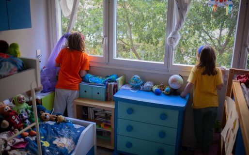 Un estudio indica que los bebés y los niños pequeños contagian más el coronavirus que los adolescentes en sus casas