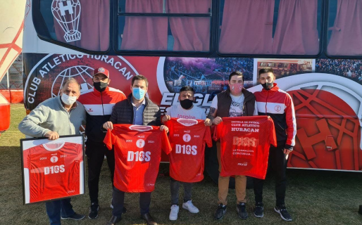 Linares acompañó la presentación del nuevo colectivo de Huracán