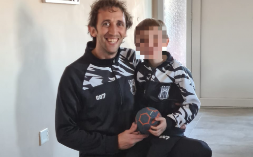 Un jugador que se desplomó y convulsionó fue socorrido por un rival