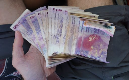 Le robaron 150mil pesos y ahora amenaza con escrachar a quien lo hizo: el pueblo entero lo conocerá por ser ladrón