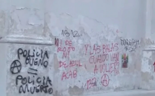 Anarquistas pintaron la Catedral de Buenos Aires con insultos a la Iglesia y a la Policía