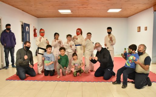 Entregaron piso encastrable para taekwondo a la vecinal del Malvinas Argentinas