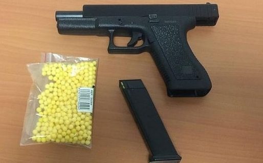 Dos menores de 12 años robaron un celular: fueron atrapados y les secuestraron una pistola de balines
