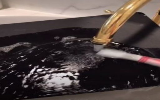 Quiso sorprender a su novio limpiando la playstation con agua y jabón