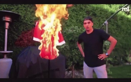 Un fanático del Manchester United quemó su camiseta minutos antes de que Cristiano anunciara su vuelta al club