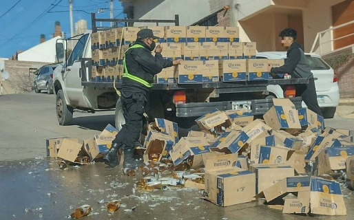 A no llorar sobre la cerveza derramada: perdió medio cargamento de ‘birra’ subiendo la Chacabuco