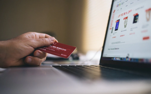 Le robaron la identidad y gastaron más de $60.000 en su nombre: quieren que pague la deuda de igual manera