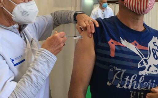 Le pusieron la segunda dosis y aseguró que gracias a eso iba a tener sexo sin usar preservativo