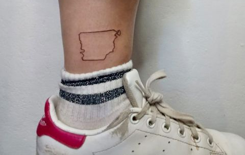 Amor por nuestro suelo: se tatuó el mapa de Chubut en su pierna