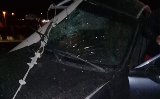 Terminó incrustado en un poste de luz por querer evadir un control estando borracho