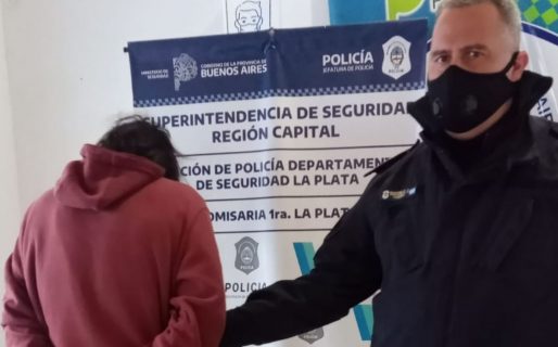 Golpeó a su pareja en su casa estando ebrio y le mordió el celular para romperlo