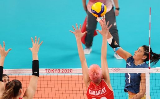 Una jugadora de vóley de Turquía sufrió la rotura de dos dientes en un doloroso golpe con una compañera