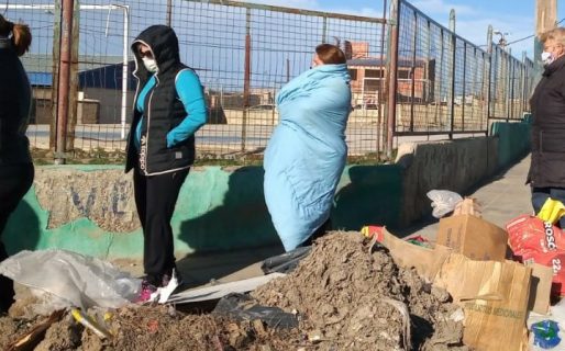 Así se vota en Comodoro: una mujer se llevó una frazada para hacer la fila